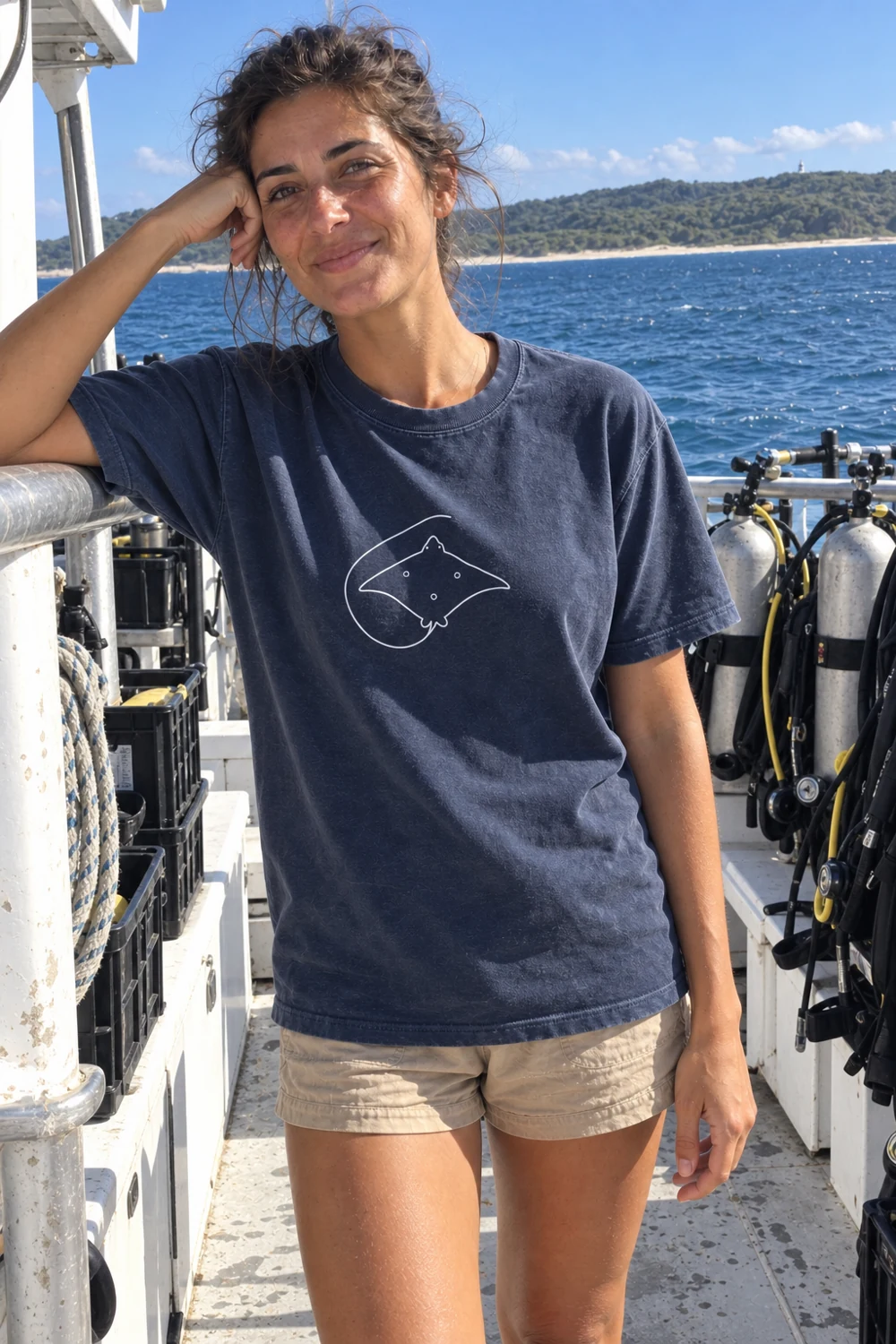 Ornate eagle ray Night Dive t-shirt in Navy