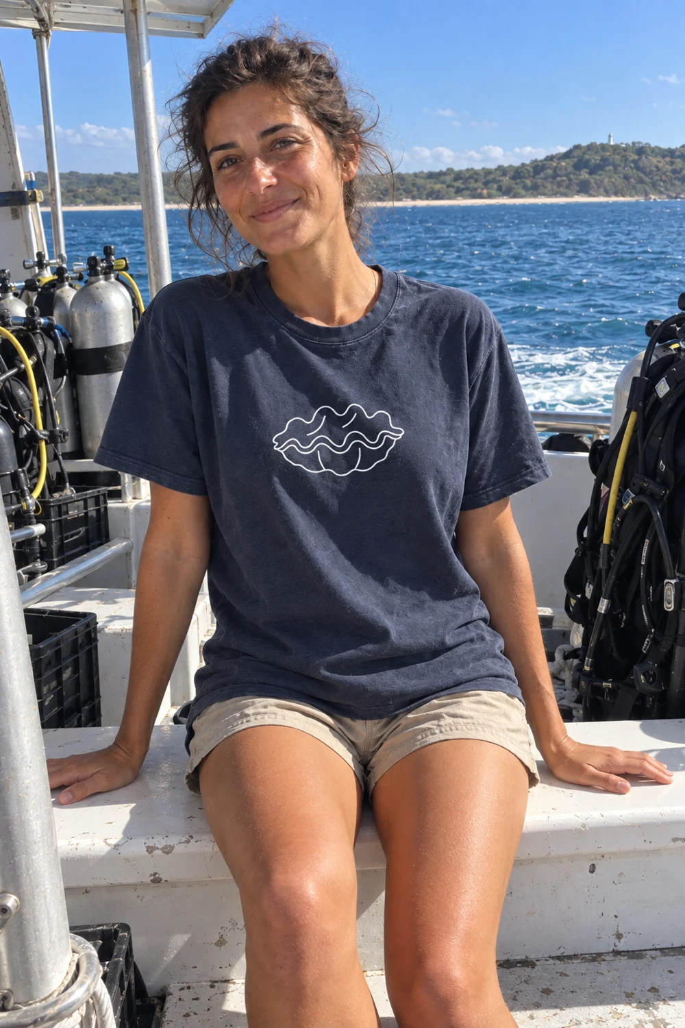 Small giant clam Night Dive t-shirt in Navy