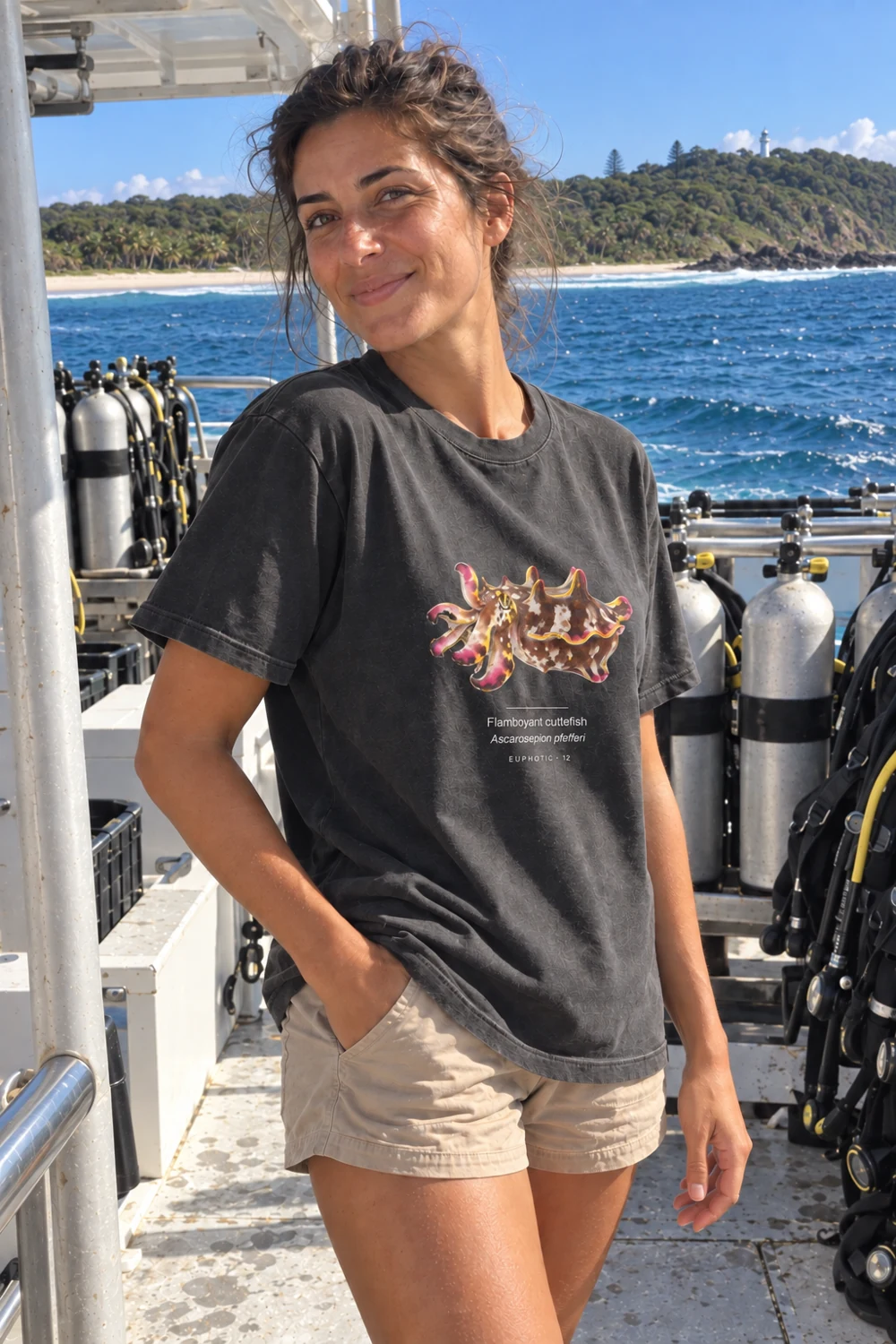 Flamboyant cuttlefish Reef Plates t-shirt in Washed black