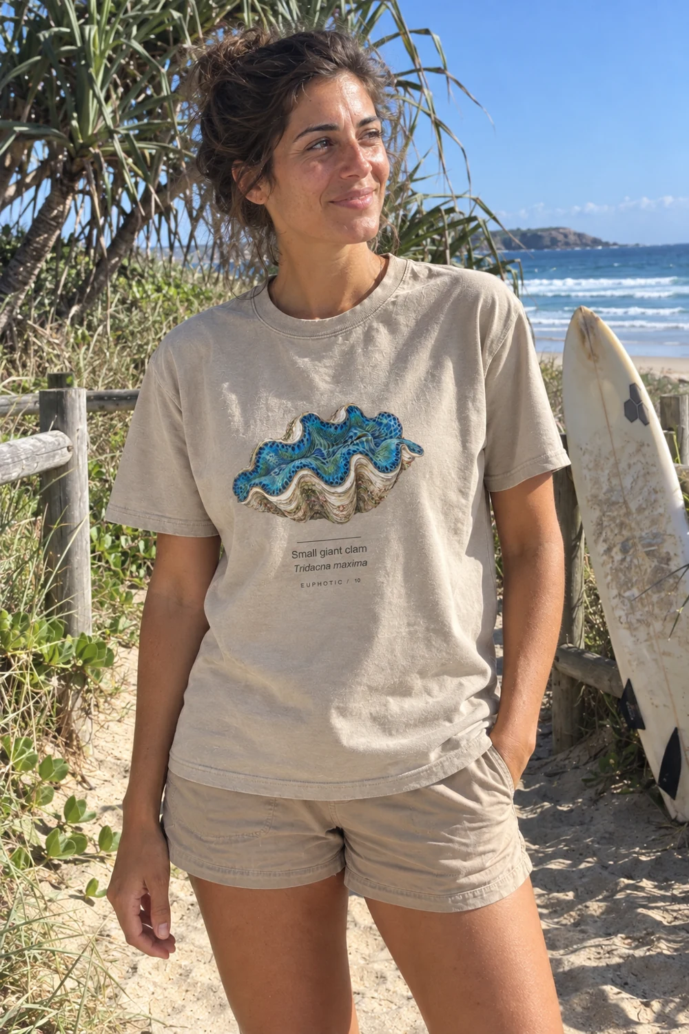 Small giant clam Reef Plates t-shirt in Washed sand