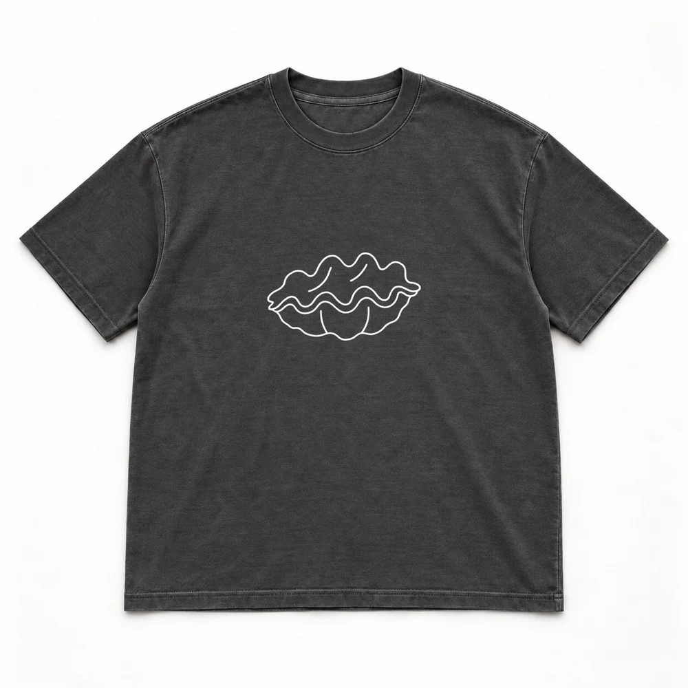 Small giant clam Night Dive tee in Washed black