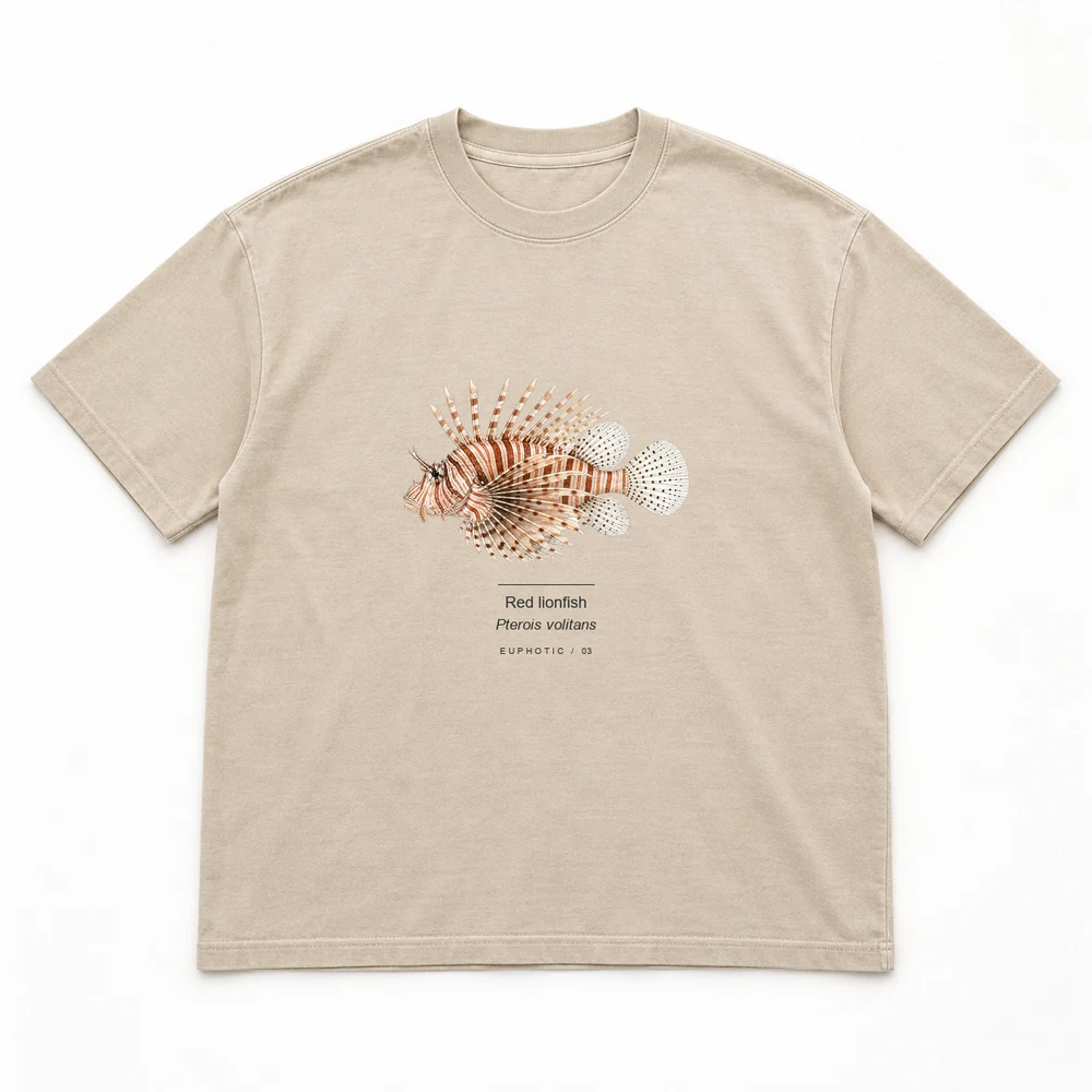 Red lionfish Reef Plates tee in Washed sand